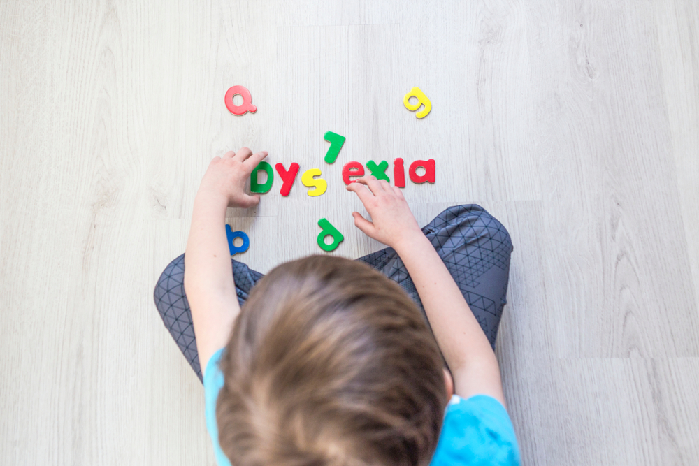 dziecko składa słowo “dysleksja”