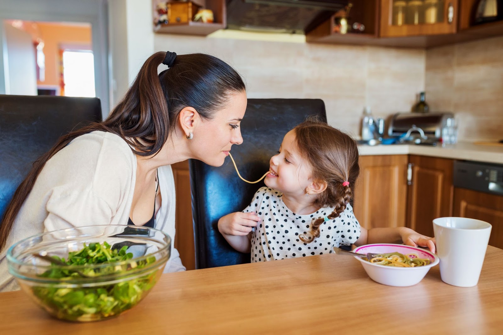 mama kształtuje zdrowe nawyki żywieniowe u dziecka