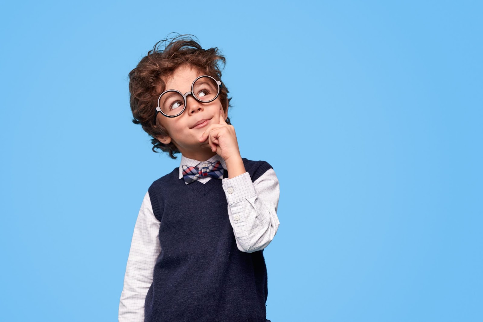 mały chłopiec na niebieskim tle w okularach