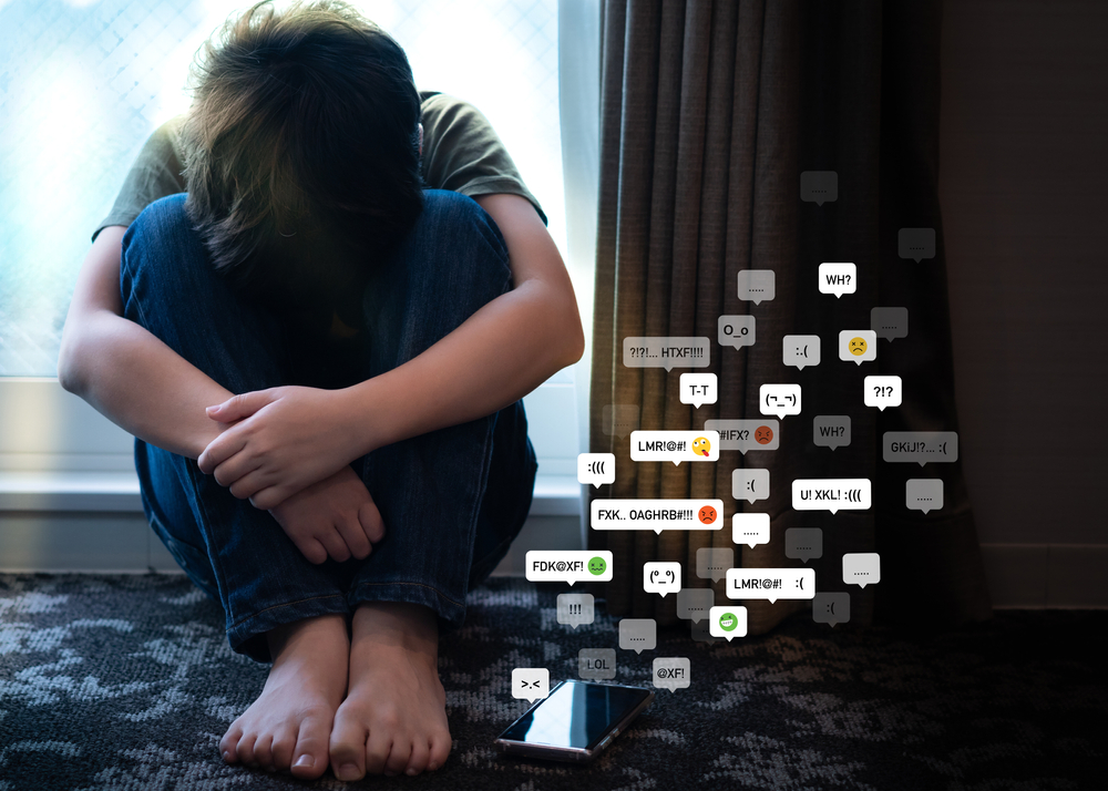dziecko po atakowaniu w internecie