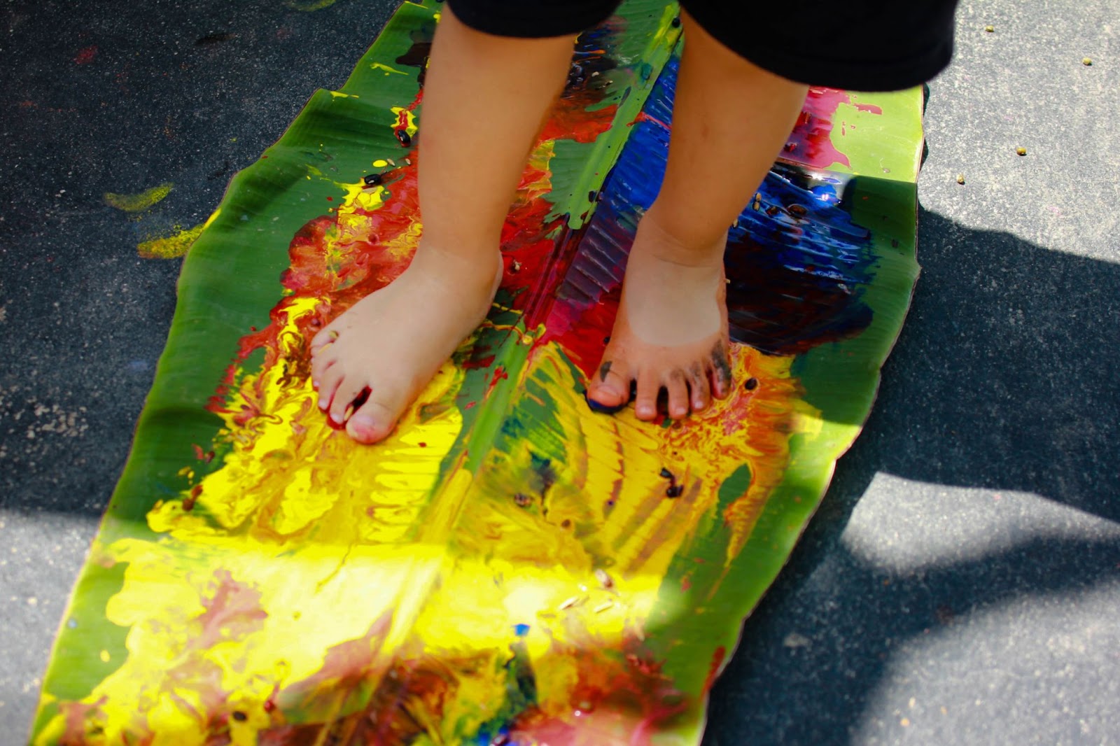 dziecko maluje stopami