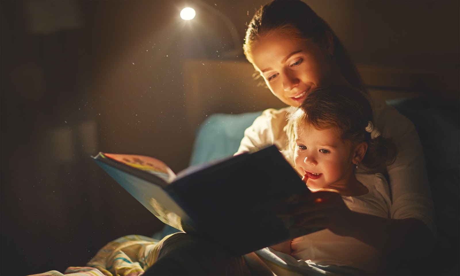 mama czyta dziecku przed snem