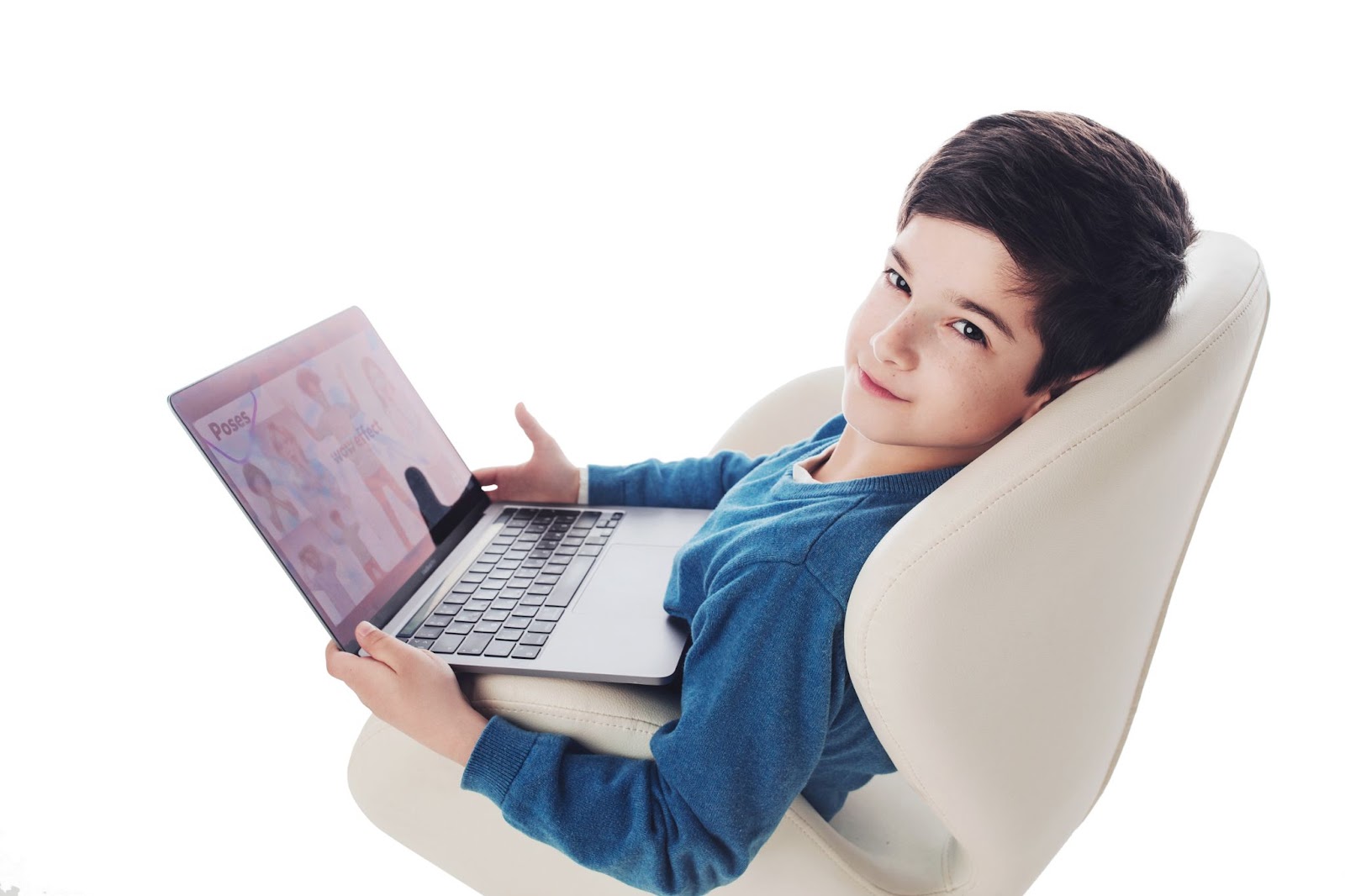 Młody chłopiec z laptopem pobierający lekcje w szkole online dla dzieci Novakid
